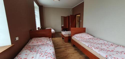 a room with two beds in a room at Noclegi Tyczyn in Tyczyn