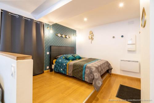 a bedroom with a bed in a room at Le BLUE BAY--T2--TOUT CONFORT--HYPER CENTRE--WIFI in Tarbes
