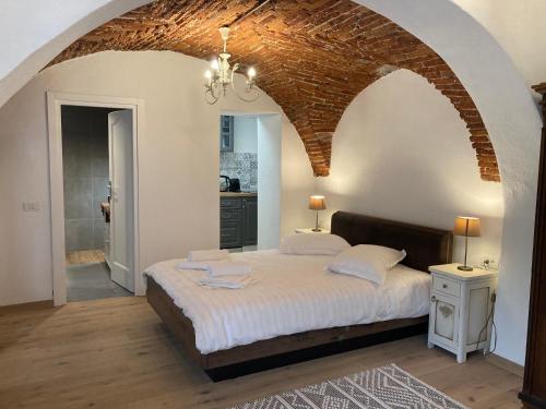 una camera da letto con un grande letto e un soffitto in mattoni di Historical Center Residence 2 a Sibiu