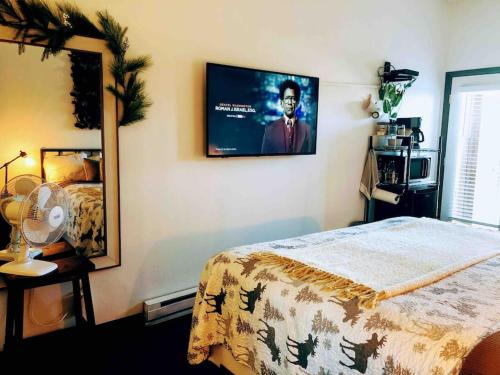 a bedroom with a bed and a tv on the wall at DOCO Rocky Mountain Vacation Rental-King Room with Resort Amenities in Granby