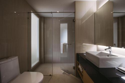 un baño con lavabo e inodoro en TIRAS Patong Beach Hotel, en Patong Beach