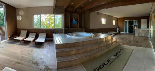 pokój spa z wanną na środku pokoju w obiekcie Conforto e Lazer no Golf Ville Resort Alto Padrão w mieście Aquiraz