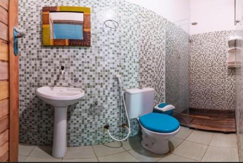 a bathroom with a toilet and a sink at Canoa Hospedagem in Barra Grande