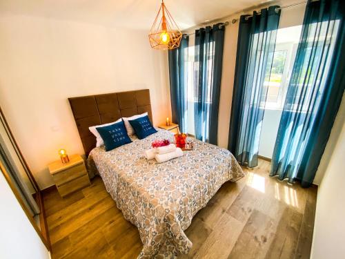 sypialnia z łóżkiem z niebieskimi zasłonami w obiekcie Casa da Avó 