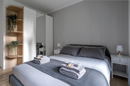 a bedroom with a bed with towels on it at [FIERA MILANO-CITY LIFE] ☆☆☆☆☆ Tre Torri House in Milan