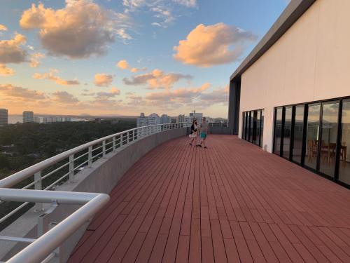 two people standing on a walkway on top of a building at Green Life Full Amenities in Punta del Este