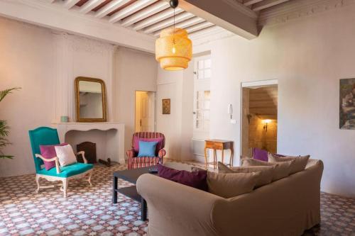 un salon avec un canapé et des chaises dans l'établissement Private Mansion, completely renovated with swimming pool, in historical center, à Arles