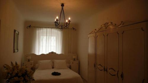 1 dormitorio con cama y lámpara de araña en Apartment Dům U Černého beránka, en Praga