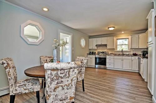 uma cozinha com mesa e cadeiras num quarto em Charming Cottage Historic Falmouth Cape Cod Near Beach and Downtown 2BR 1Bath Deck em Falmouth