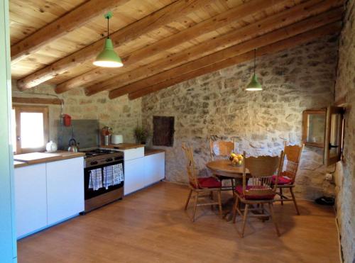 cocina con mesa y comedor en Casa La Rabosa Maella Aragon en Maella