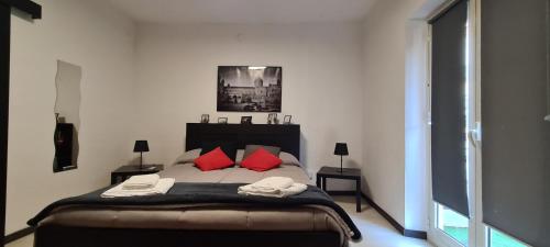 una camera con un letto con due cuscini rossi di Virginia House 2 a Palermo