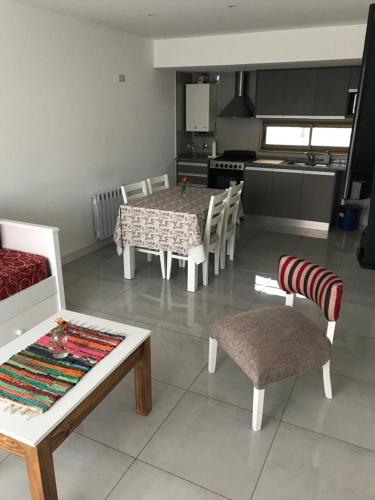 Dpto 4 personas a estrenar, con cochera para 2 autos