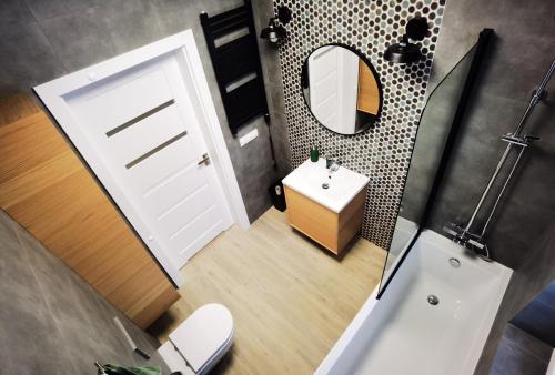 an overhead view of a bathroom with a toilet and a mirror at Apartament U Kucharzy Łysica 2 in Wilków