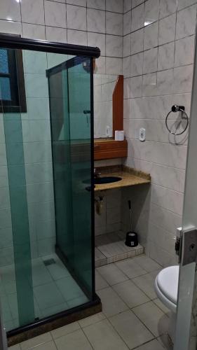 Bilik mandi di Casa no centro de Arraial do Cabo