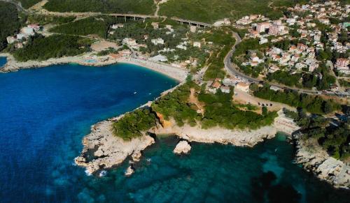 una vista aerea di un'isola in acqua di Villa Perla a Utjeha