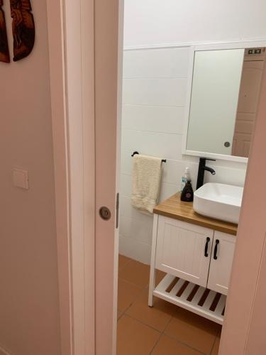 ein Bad mit einem Waschbecken und einem Spiegel in der Unterkunft Divine Waves - Cabedelo in Viana do Castelo