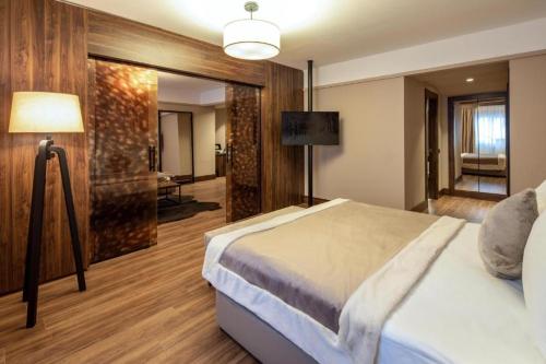 Łóżko lub łóżka w pokoju w obiekcie Dorukkaya Ski & Mountain Resort