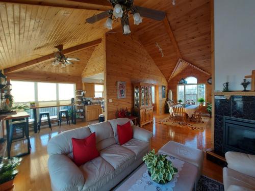 Χώρος καθιστικού στο Sunrise vacation cottage