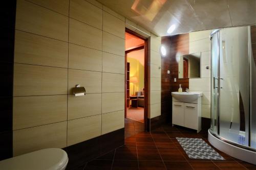 Kupatilo u objektu Willa Cyprys - pokoje i apartamenty z aneksami - Centrum