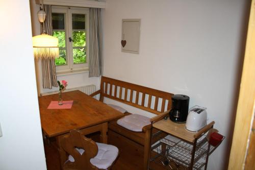 um pequeno quarto com uma mesa e uma mesa e cadeiras em Zum alten Häusla em Bamberg