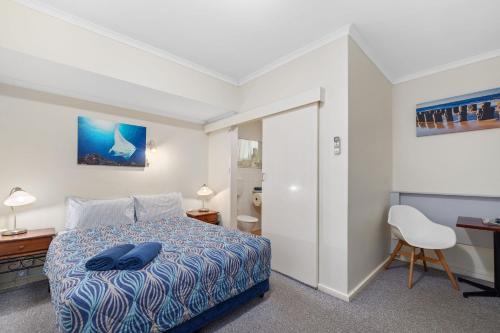 Una cama o camas en una habitación de Navigators Motel