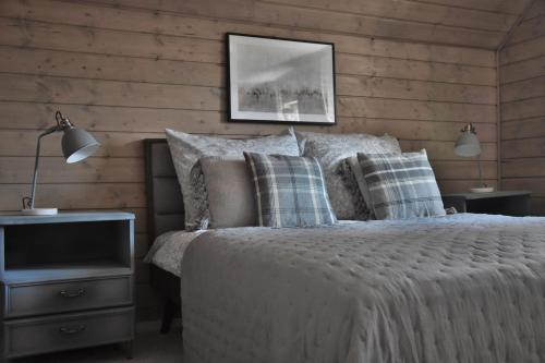sypialnia z łóżkiem i telewizorem na drewnianej ścianie w obiekcie Oto Widoki w Szklarskiej Porębie