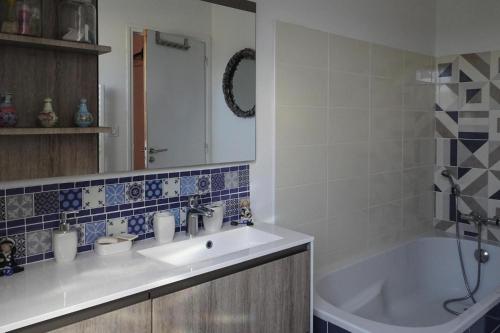 a bathroom with a sink and a bath tub at Holiday home, Frehel in Frehel