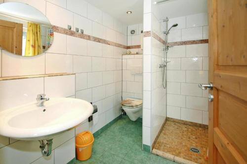 een badkamer met een wastafel en een toilet bij Holiday Village on the Vineyard, Dobbrikow in Dobbrikow