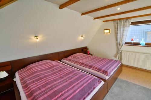 sypialnia z 2 łóżkami i oknem w obiekcie holiday home, Kolobrzeg w Kołobrzegu