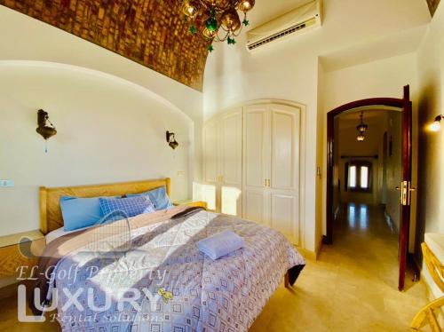 1 dormitorio con 1 cama en una habitación en Private Villa Y51 - 3 BedRooms at El-Gouna en Hurghada