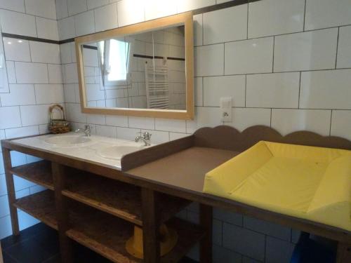 ein Badezimmer mit Waschbecken und Spiegel in der Unterkunft Country House near Mont St Michel in Saint-Osvin