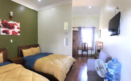 Una cama o camas en una habitación de ANH DUONg 1 HOTEL