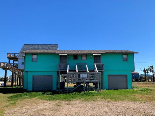 Beach Hut - Half Duplex Just a Few Blocks to Sand Shore and Jetty Park