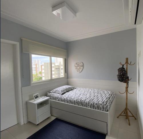 A bed or beds in a room at Apartamento moderno com linda vista