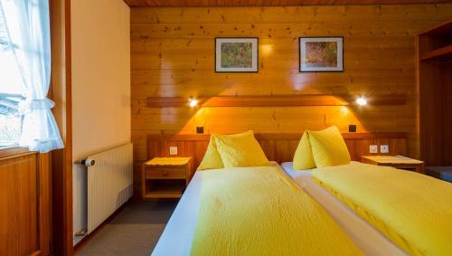 Postel nebo postele na pokoji v ubytování Swiss Lodge Joopi