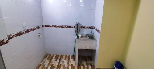 a small bathroom with a sink and a shower at Aparta estudio cerca al aeropuerto espectacular in Bogotá