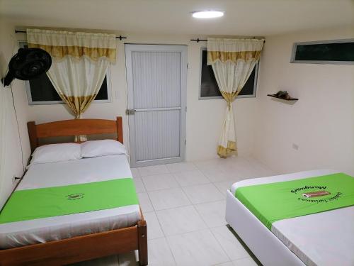 Tempat tidur dalam kamar di Ecocabañas Manguare