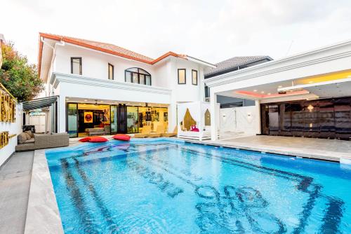 a swimming pool in the backyard of a house at Exquisite Pool Villa K - Pattaya 6BD Pool Villa in Pattaya South
