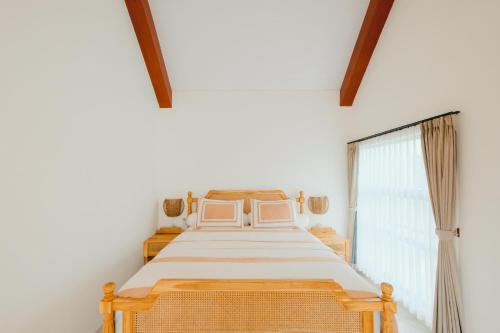 Кровать или кровати в номере Villa Ruang Rindu Malioboro