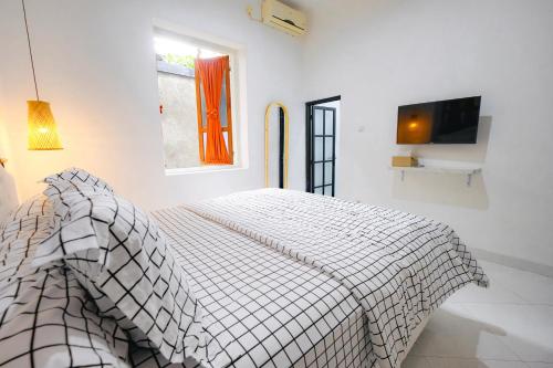 Кровать или кровати в номере Villa Ruang Rindu Malioboro