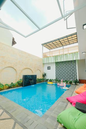 Бассейн в Villa Ruang Rindu Malioboro или поблизости