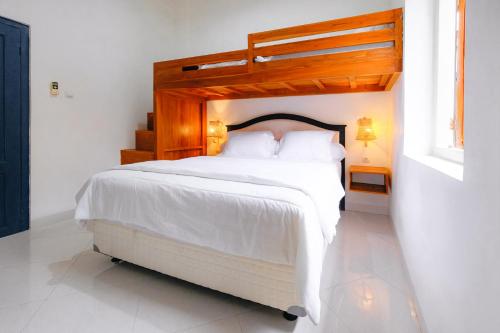 Кровать или кровати в номере Villa Ruang Rindu Malioboro