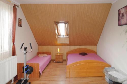 two beds in a small room with a window at holiday home, Kolczewo in Kołczewo