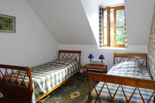 une chambre avec deux lits et une fenêtre dans l'établissement Apartment in Bénodet near Sandy Beaches, à Bénodet