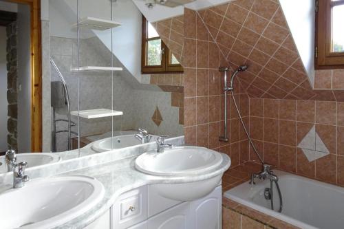 une salle de bain avec deux lavabos et une baignoire dans l'établissement Apartment in Bénodet near Sandy Beaches, à Bénodet