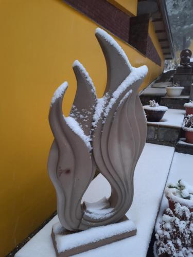 a statue of a shark in the snow at juSTa Mukteshwar Retreat & Spa in Mukteswar