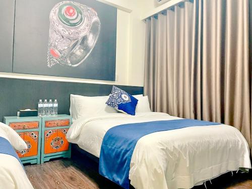 a bedroom with a bed and a painting on the wall at Alice’s Home in Jinsha