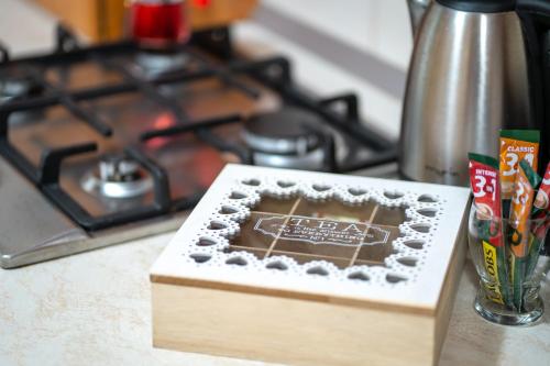 a box sitting on a counter next to a stove at Lilla Apartments in Odorheiu Secuiesc