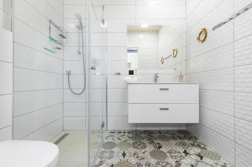uma casa de banho com um chuveiro, um lavatório e um WC. em Holiday complex, Ustronie Morskie em Ustronie Morskie