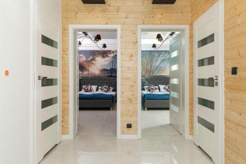 Pokój z dwoma drzwiami i dwoma łóżkami w obiekcie Holiday complex, Ustronie Morskie w mieście Ustronie Morskie